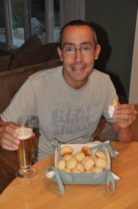 Feliz da vida, com cerveja e comendo pão de queijo! (na casa da Silvia e Marcelo, em Brookfield, subúrbio de Milwaukee, em Wisconsin, nos Estados Unidos)